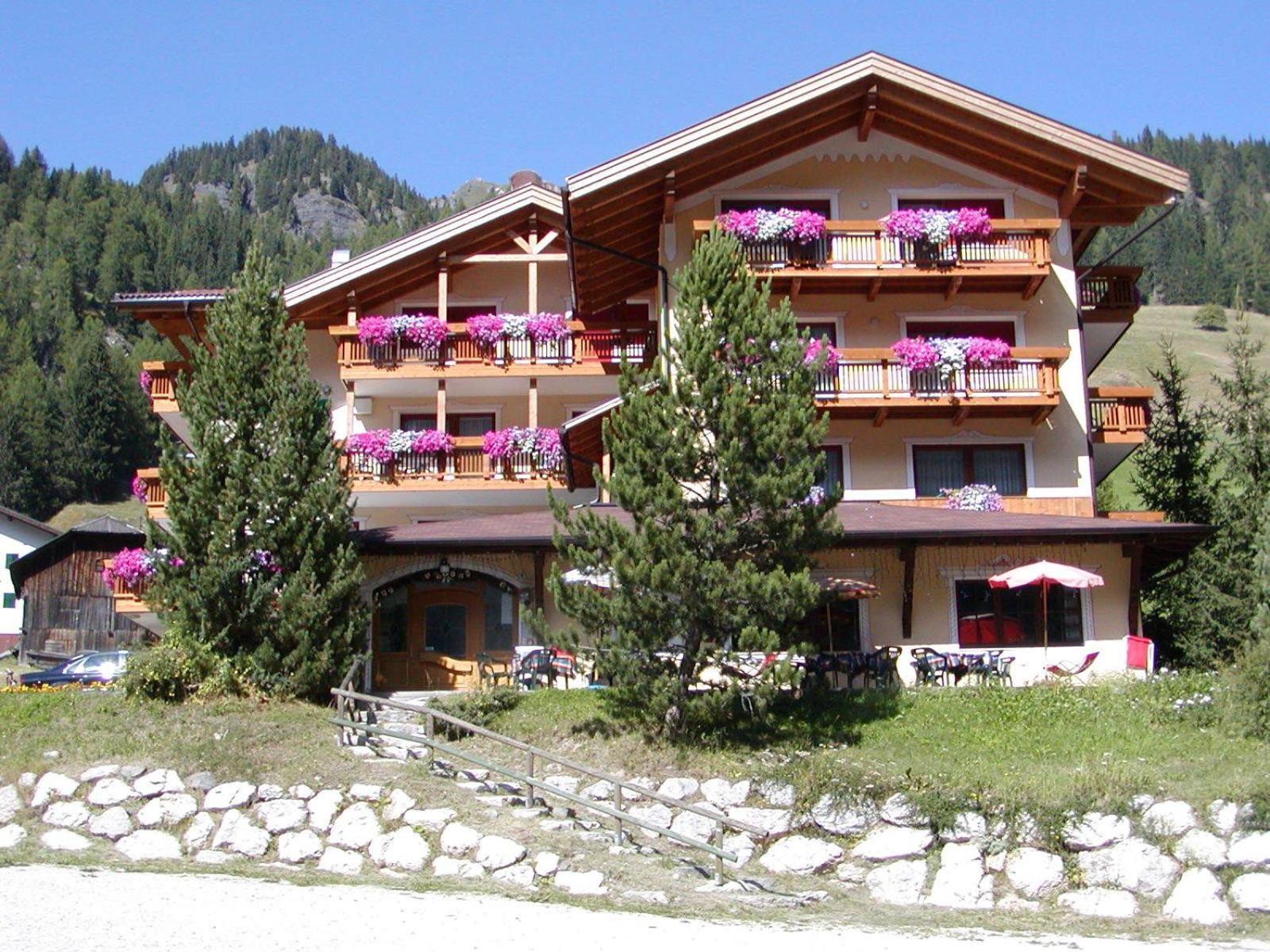 Hotel Dolomites Inn Canazei Bagian luar foto