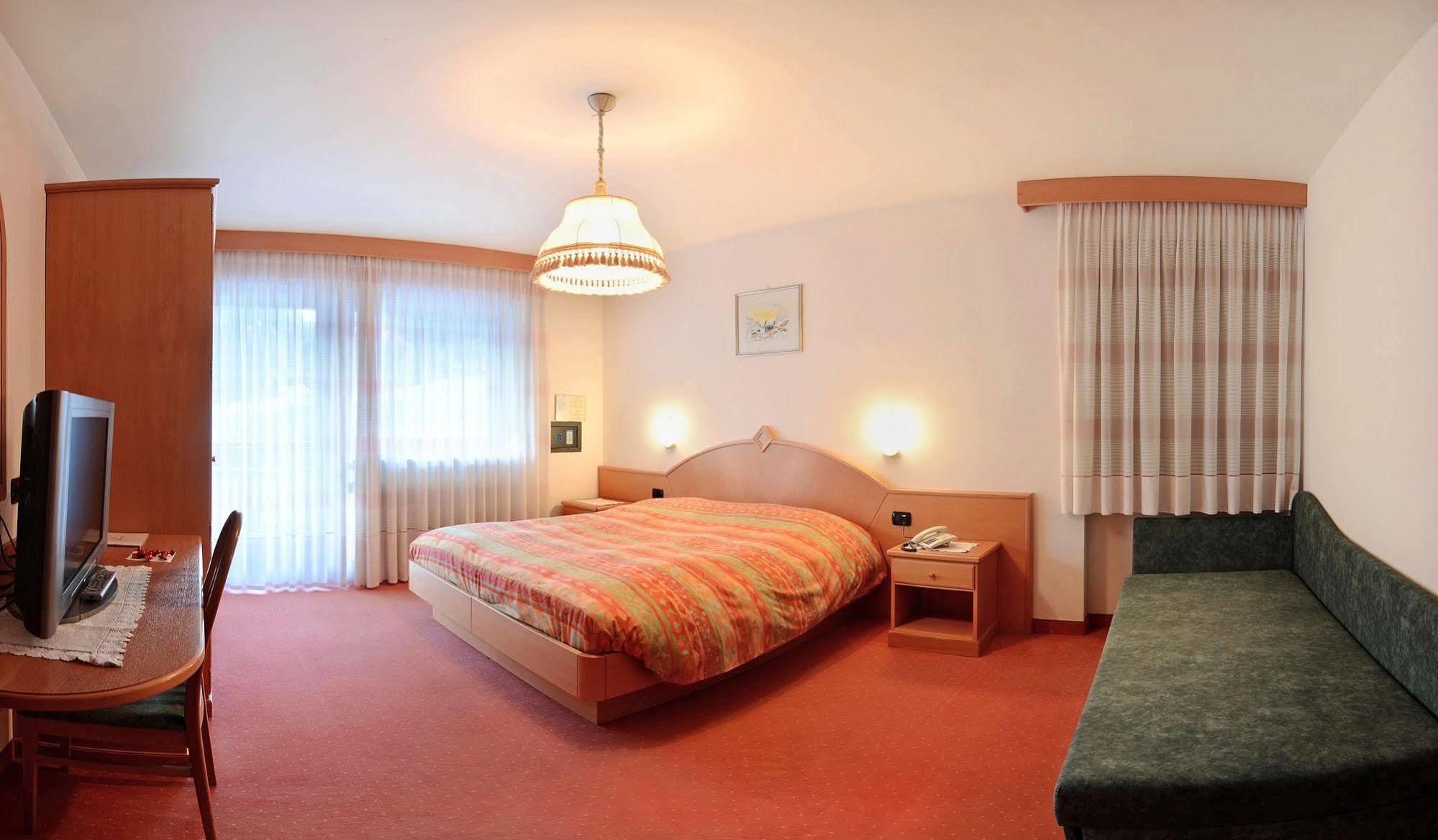 Hotel Dolomites Inn Canazei Bagian luar foto
